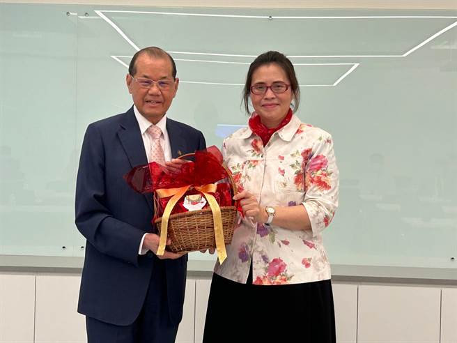 会计研究发展基金会于民国73年创立，承蒙郑丁旺教授大力奔走与支持，王怡心董事长与全体董事特别向郑校长致上感谢之意。（基金会提供）