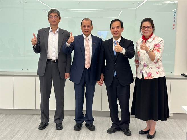 会计研究发展基金会于11月24日感恩节当日在新会址举办联谊交流会。政治大学郑丁旺讲座教授(左2)进行专题演讲，并与王怡心董事长(右1)、刘升昌常务董事(左1)合影。（基金会提供）