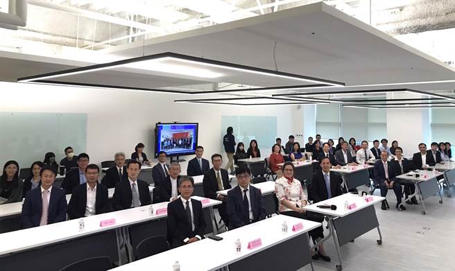 会计研究发展基金会总部乔迁至汐止远雄U TOWN，于11月24日在崭新会址中的方教室举办联谊交流会，主管机关、贵宾及董事与会，给予会计研究发展基金会期许和鼓励。（基金会提供）