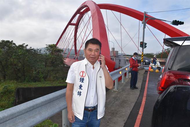 苗栗县长候选人锺东锦一早起床就忙着电话固票，连早餐都是站在路边吃。（谢明俊摄）