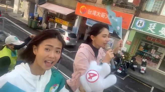 民进党苗栗县长候选人徐定祯女儿里唯25日由立委赖品妤陪同车扫。（徐定祯竞总提供／谢明俊苗栗传真）