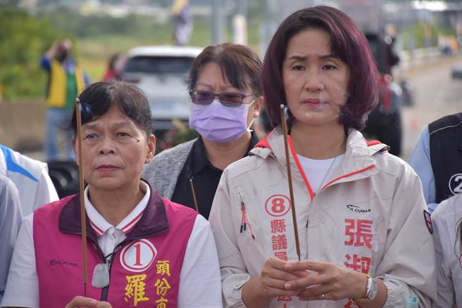 头份市长罗雪珠和县议员张淑芬参加头份大桥峻工通车典礼时，持香默祷能票票入袋。（谢明俊摄）