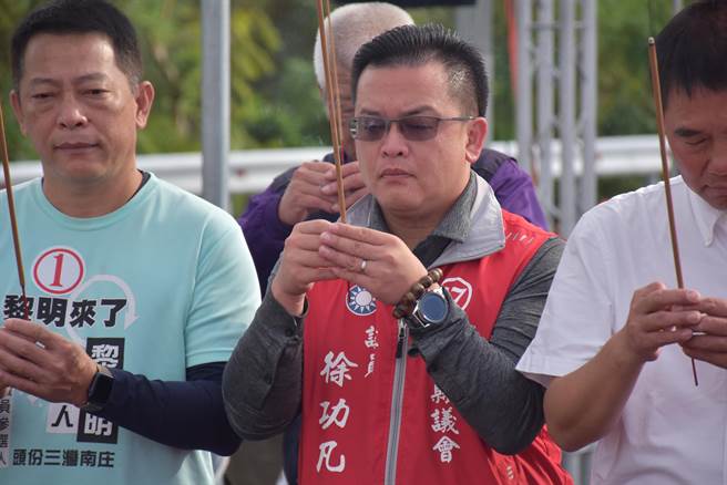 县议员徐功凡把握最后机会争取任何一票。（谢明俊摄）