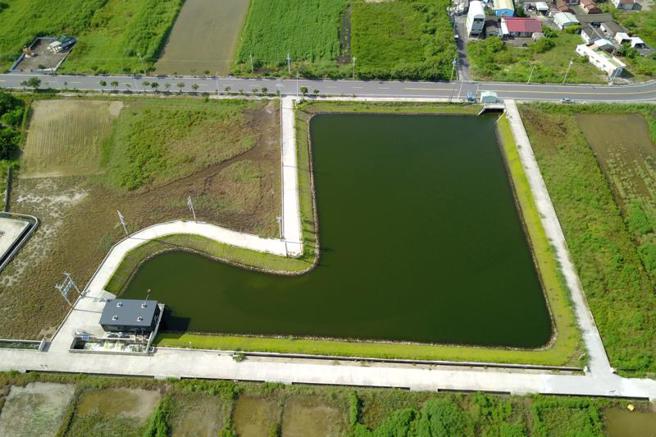 台南市将军区广山滞洪池空拍造型有如耶诞老人穿的靴子，除了发挥防洪功效，景观也引起民眾讨论。（图/ 中央社）