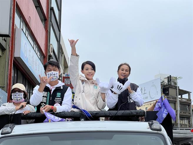 立委高金素梅25日中午到竹市與民眾黨新竹市長候選人高虹安合體車掃。（王惠慧攝）