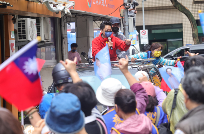 國民黨台北市長候選人蔣萬安（中）24日以車隊掃街進行最後衝刺，向選民懇託。（陳信翰攝）