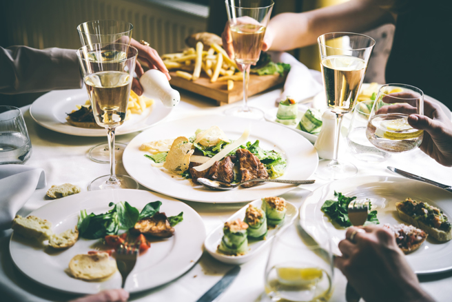 一名女网友抱怨，今年公司以「疫情亏钱」为由，取消了尾牙。（示意图／shutterstock）