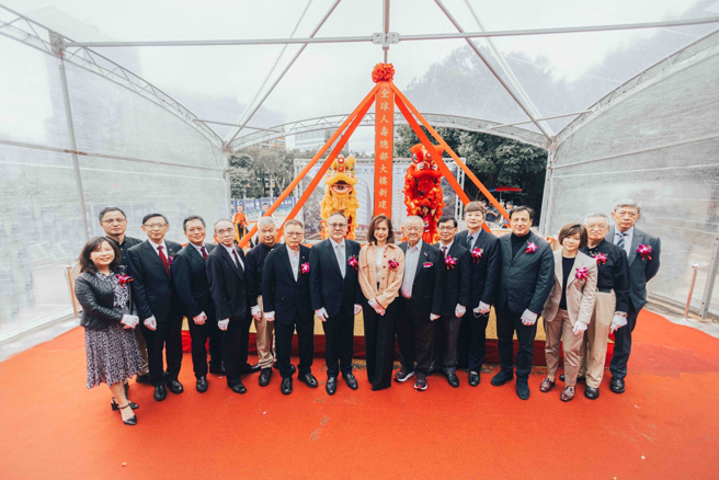 全球人寿企业总部于今(25)日举行开工动土典礼，由全球人寿董事长彭腾德（左八）主持，与副董事长林文惠（右八）及总经理马君硕（左三）共同见证。（图/ 全球人寿提供）