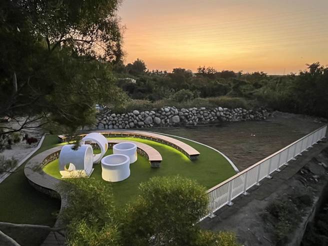 「葫芦墩圳旧进水口」周边环境展现新风貌，图为相思木休憩区。（台中市观旅局提供／陈淑娥台中传真）