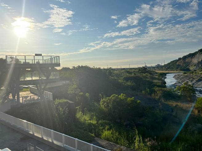 「葫芦墩圳旧进水口」周边环境展现新风貌，图为360度眺景平台(远眺大甲溪)。（台中市观旅局提供／陈淑娥台中传真）