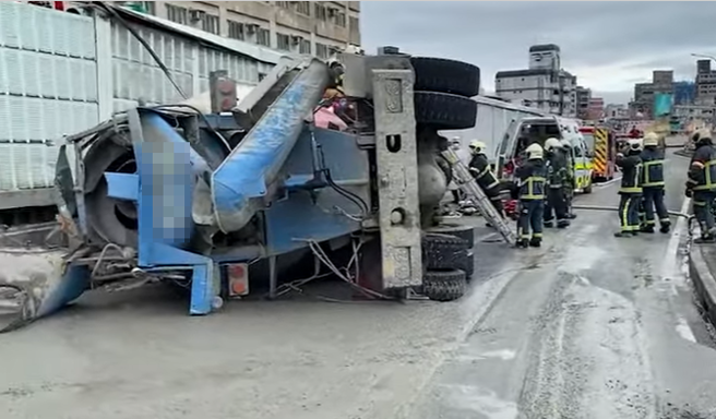 抢救画面曝光！北市水源快速道混凝土车翻覆，塞4小时终抢通。(翻摄画面)