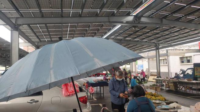 苗栗市北苗市场临时摊贩区原有钢架屋顶可遮风避雨，市公所配合中央绿能政策，加装太阳能光电设施，近期完工后反招民怨，不少民眾反映，改装太阳能板后，只要遇到下雨天，就会「外面下大雨、里面下小雨」。（图/ 中央社）