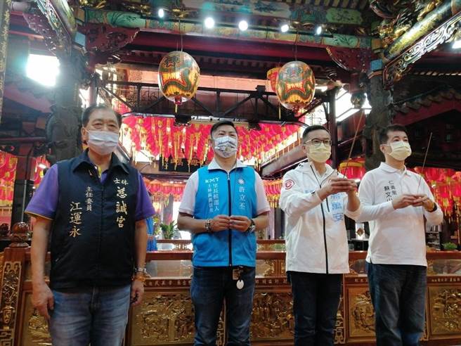 黄子哲帮义信里候选人许立丕站台。（黄子哲提供／杨亚璇台北传真）