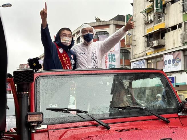 国民党主席朱立伦（右）25日5度赶赴基隆，陪同党籍市长候选人谢国梁（左）车队扫街。（黄婉婷摄）