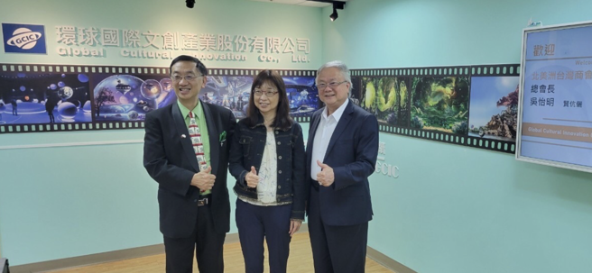 环球国际文创公司董事长简廷在(右)表示，将由环球国际文创公司规划设计引领高端绿能发展无烟囱产业经济的重要性，并促进传统经济加速转型绿企业提升竞争力。(照片/陈泓佑提供)