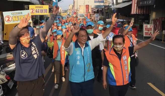 选前倒数计时，国民党籍屏东县长候选人苏清泉25日在屏东市、东港镇透过车扫、徒步大拜票。（苏清泉团队提供／谢佳潾屏东传真）