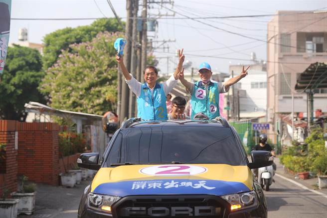 选前倒数计时，国民党籍屏东县长候选人苏清泉25日在屏东市、东港镇透过车扫、徒步大拜票。（苏清泉团队提供／谢佳潾屏东传真）