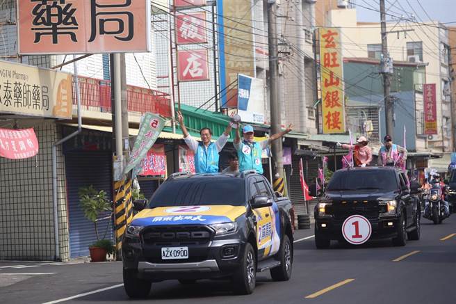 选前倒数计时，国民党籍屏东县长候选人苏清泉25日在屏东市、东港镇透过车扫、徒步大拜票。（苏清泉团队提供／谢佳潾屏东传真）