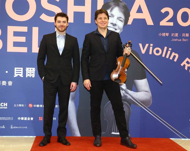 约夏．贝尔（右）和这趟同行来台演奏的钢琴家彼得．杜根（左），两人合作多时，有绝佳演奏默契。（粘耿豪摄）