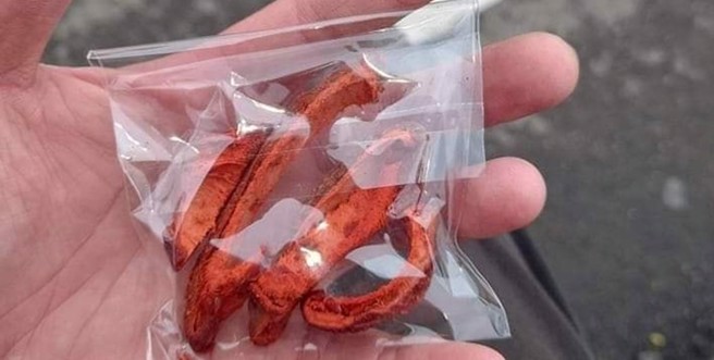 一名网友分享古早味零食「红芒果乾」，意外引发眾人共鸣。（图／翻摄自爆废公社二馆）