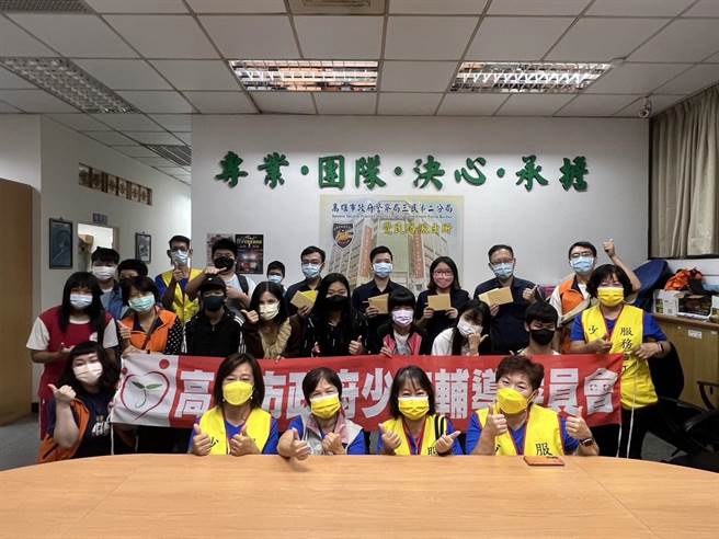 高市少辅会携手少年队，在感恩节当日邀请青少年们一同参加感恩歌唱活动，不忘感谢平日辛苦维持治安的员警们。（高雄市少年队提供／崔正纲高雄传真）