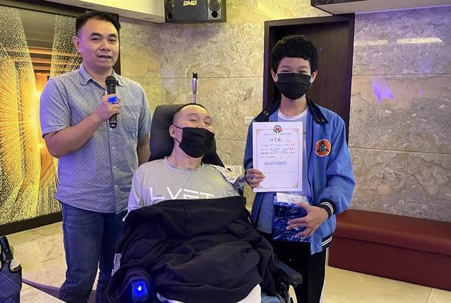 唱歌比赛邀请创作歌手兼生命斗士李振全担任评审，提供歌唱教学外，也分享自身的经歷，鼓励学员们增进自我。（高雄市少年队提供／崔正纲高雄传真）