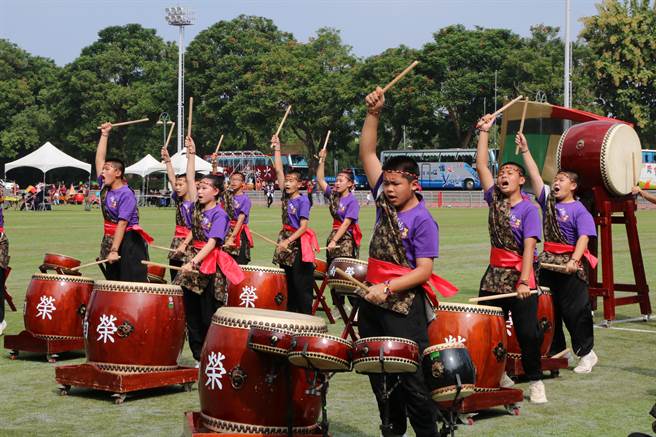 屏东南荣国中击败眾多对手，双双拿下「客家狮」与「文阵组鼓术」全国赛优等奖。（南荣国中提供／谢佳潾屏东传真）