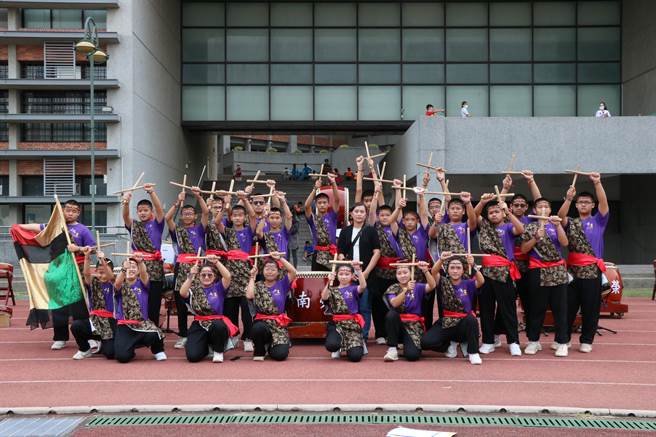  屏东南荣国中击败眾多对手，双双拿下「客家狮」与「文阵组鼓术」全国赛优等奖。（南荣国中提供／谢佳潾屏东传真）