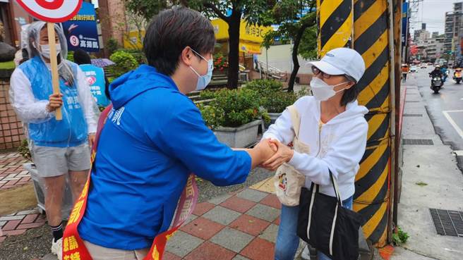选战倒数1天！北市议员候选人高扬凯街头拜票最后衝刺。（高扬凯竞办提供／游念育台北传真）