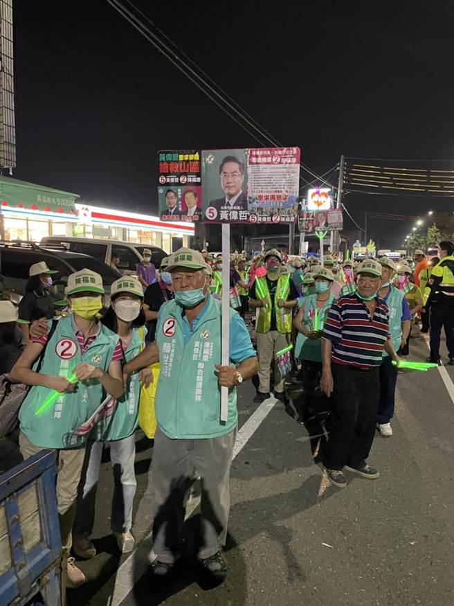 力挺黄伟哲连任的支持者于全市37区举办「台南齐步走」。(黄伟哲竞总提供／曹婷婷台南传真)