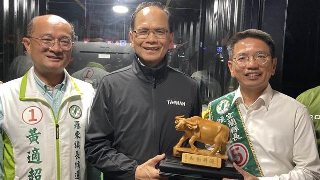 民进党宜兰县长候选人江聪渊（右）表示，他会延续水牛精神，守护宜兰价值、创造宜兰经验。（左为民进党罗东镇长候选人黄适超、中为立法院长游锡堃）（吴佩蓉摄）