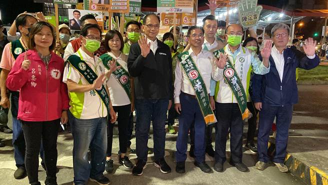 立法院长游锡堃率领所有代表民进党参选的候选人，齐喊「终结贪腐、迎回正义」，支持者热情涌上街头、振奋士气。（吴佩蓉摄）