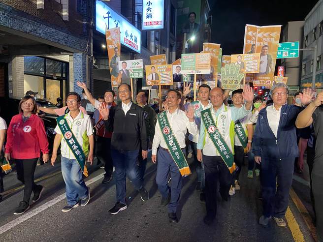 立法院长游锡堃率领所有代表民进党参选的候选人，齐喊「终结贪腐、迎回正义」，支持者热情涌上街头、振奋士气。（吴佩蓉摄）