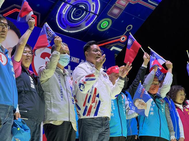 国民党新竹市长候选人林耕仁25日选前之夜举办「为新竹而走大游行」。（王惠慧摄）