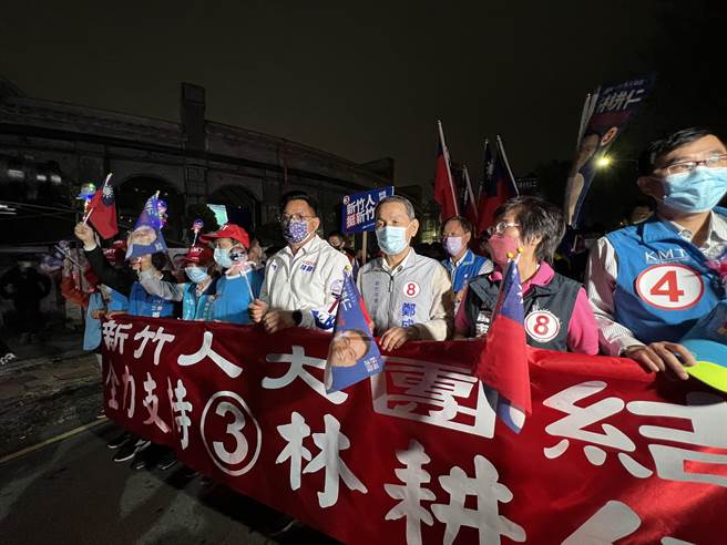 国民党新竹市长候选人林耕仁25日选前之夜举办「为新竹而走大游行」。（王惠慧摄）