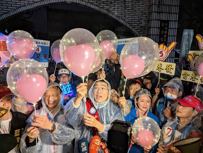 国民党基隆市长候选人谢国梁与党籍市议员，带着支持的群眾进行「团结胜利大游行」，虽然雨势不小，但支持者的热情依然不减。（张志康摄）