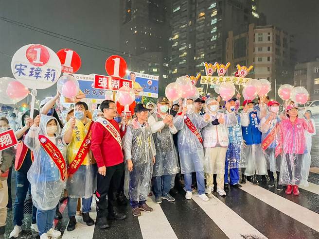 国民党基隆市长候选人谢国梁与党籍市议员，带着支持的群眾进行「团结胜利大游行」，虽然雨势不小，但支持者的热情依然不减。（谢国梁竞总提供／张志康基隆传真）