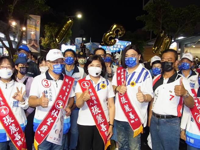 选前之夜，国民党云林县长候选人张丽善（前左三）在斗六、虎尾扫街拜票最后衝刺。（张朝欣摄）