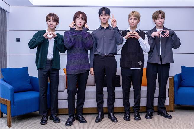 韓團N.Flying成員徐東成（左起）、金宰鉉、李承協、柳會勝、車勳今天下午與台灣媒體相見歡。（羅永銘攝）