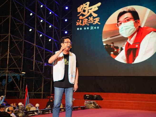 新北市长侯友宜今(25)日晚间在板桥第一运动场前广场举办选前之夜，新北市副市长刘和然前往助讲，他表示，侯友宜4年来都在拚，对手骂他能力不够，只会好好做事，骂到昨天媒体都看不下去，骂他丧心病狂，「台中不要的，新北也不要」。（黄敬文摄）