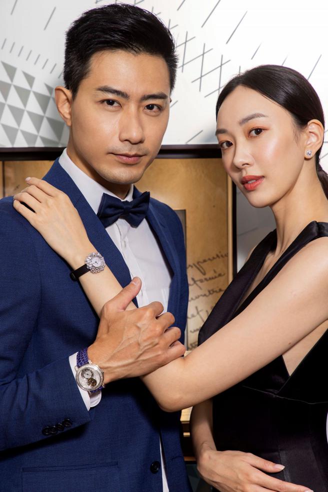 模特儿展出新款宝玑腕表，男模佩戴宝玑Classique Complications 5359钻表977万9000元，女模佩戴宝玑Petite Flower 18K白金腕表693万6000元。（Breguet提供）