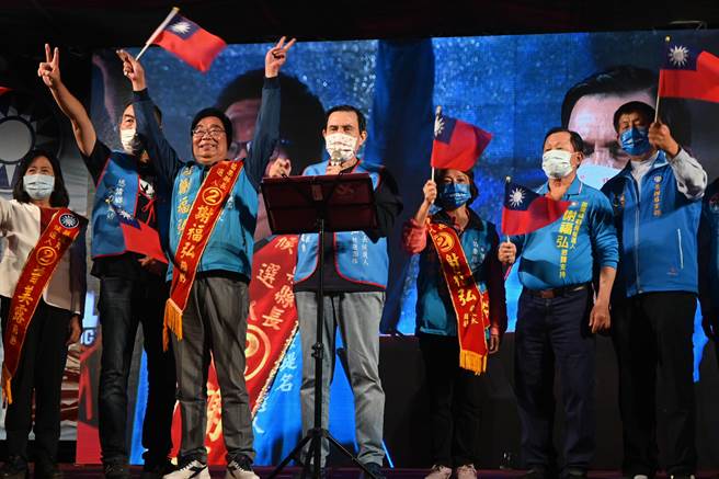 前总统马英九（中）25日晚间前往苗栗帮谢福弘站台。（李京升摄）