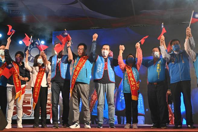 前总统马英九（中）今天晚上到苗栗造势，他称不乐见国民党内分裂，并指有黑道背景的候选人会让地方发展受限。（李京升摄）