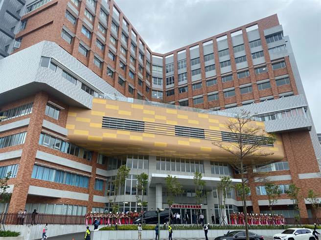 针对特定候选人对新竹市立马偕儿童医院的不实指控，新竹市政府25日严正驳斥并强烈谴责，同时将提告，捍卫市府清白。（陈育贤摄）