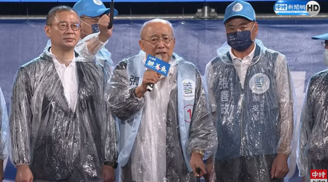 吴伯雄帮张善政站台。（取自中时新闻网直播）