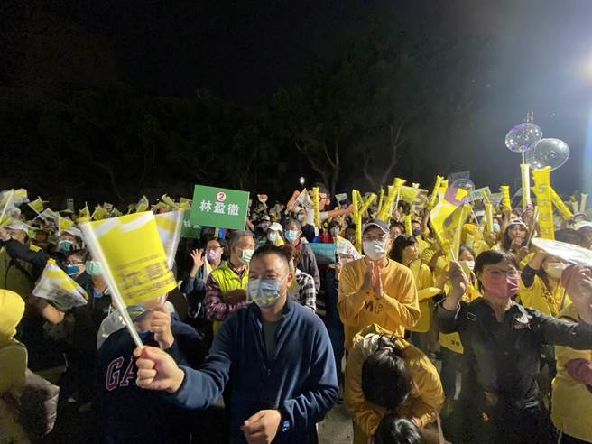 民进党新竹市长候选人沈慧虹25日晚间在选前之夜举办「光荣新竹大游行」，现场超过5000名支持者穿戴「光荣黄」配件上街相挺。（陈育贤摄）