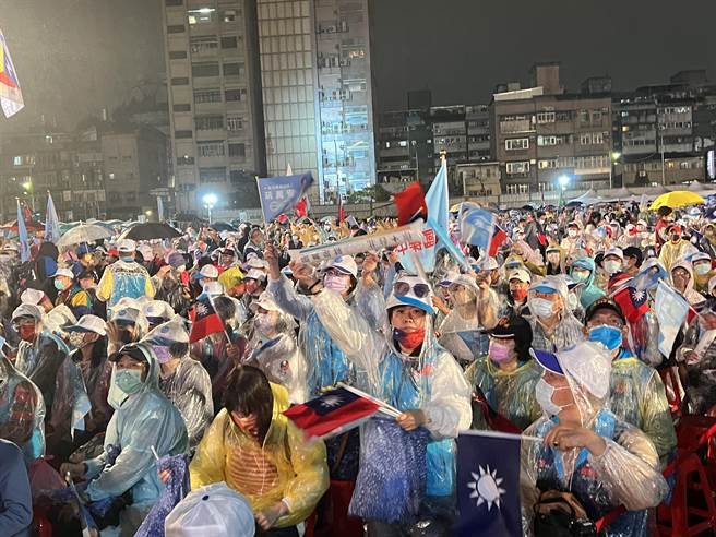 国民党台北市长候选人蒋万安今晚在基隆路及市民大道交叉口的台泥停车场举行选前之夜造势晚会，现场涌入2.5万人潮。（游念育摄）