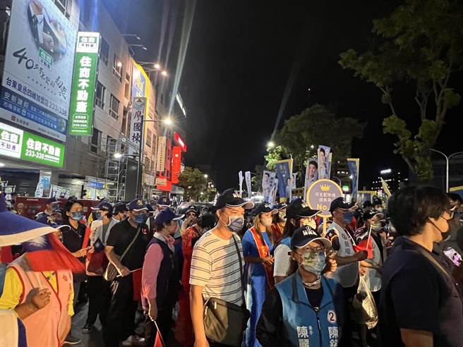把握选前之夜，寻求连任的台东县长候选人饶庆铃、台东市长候选人陈铭风、县议员候选人同时身兼国民党部主委吴秀华以步行市区的方式催票。（蔡旻妤摄）