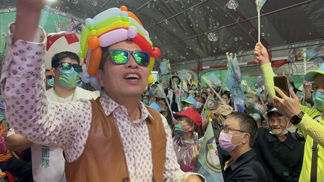 无党籍桃园市长候选人郑宝清25日选前之夜戴上气球帽子、墨镜、手拿泡泡机进场。（陈梦茹摄）