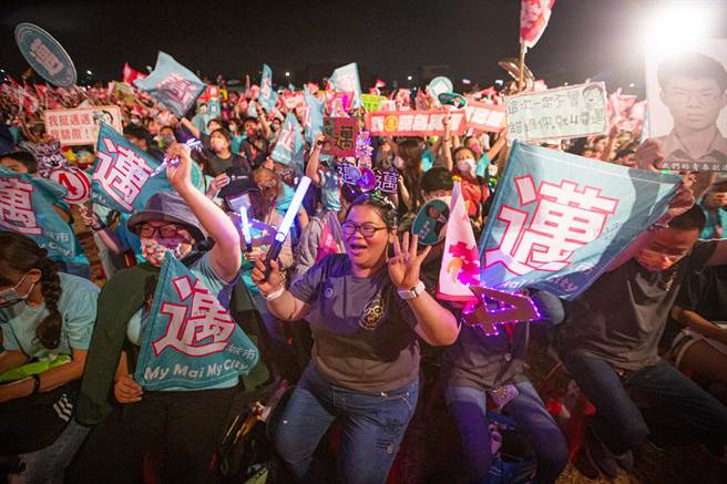 高雄市长陈其迈25日在凤山区竞选总部旁空地举办《再拚4年．高雄起飞》选前之夜。（袁庭尧摄）